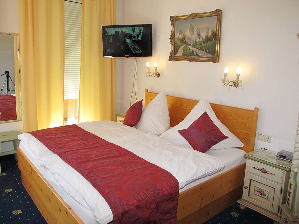 Hotel Garni Almenrausch Und Edelweiss Гармиш-Партенкирхен Стая снимка