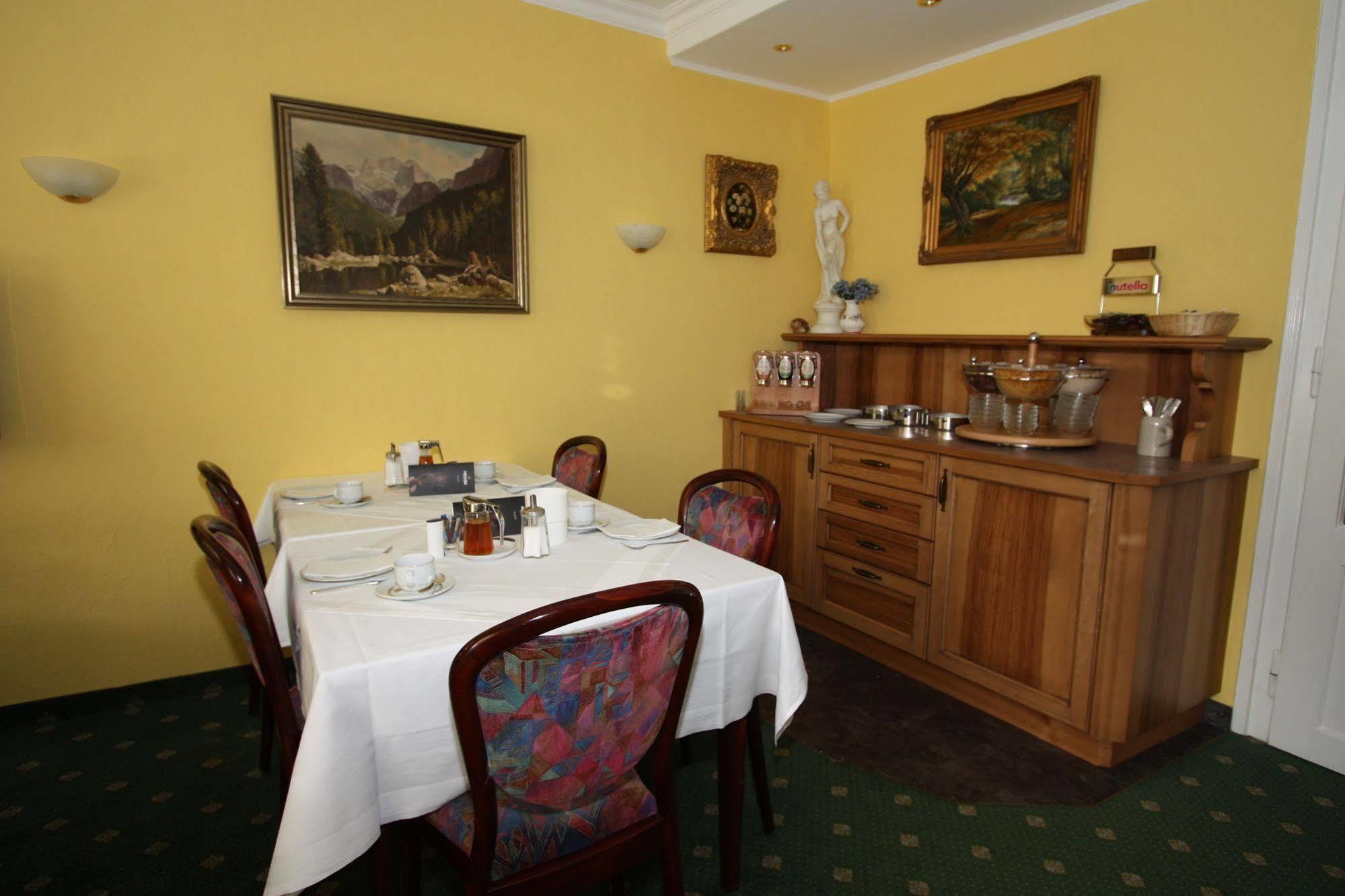 Hotel Garni Almenrausch Und Edelweiss Гармиш-Партенкирхен Екстериор снимка