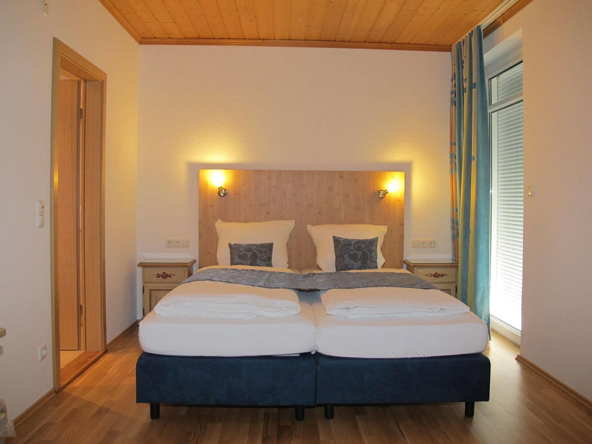 Hotel Garni Almenrausch Und Edelweiss Гармиш-Партенкирхен Екстериор снимка