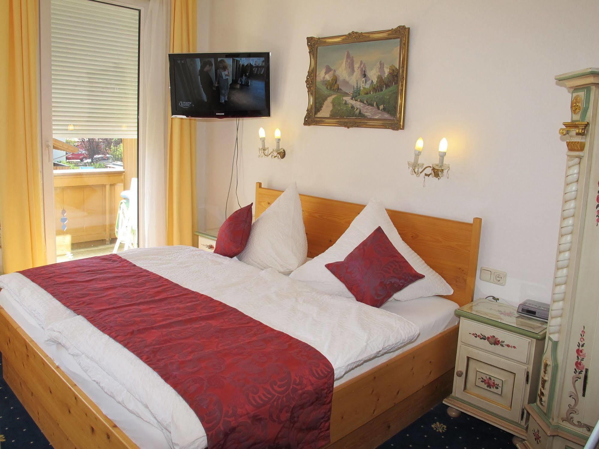 Hotel Garni Almenrausch Und Edelweiss Гармиш-Партенкирхен Екстериор снимка