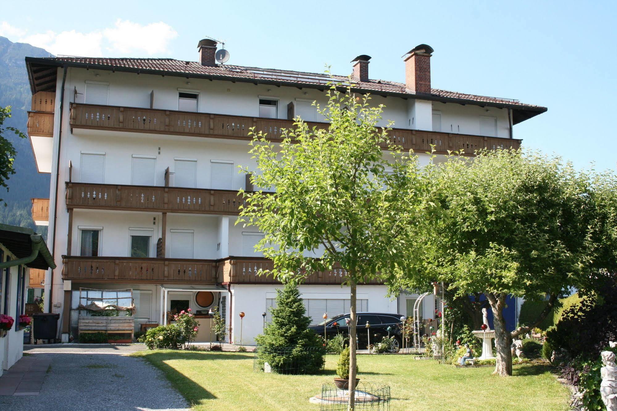 Hotel Garni Almenrausch Und Edelweiss Гармиш-Партенкирхен Екстериор снимка