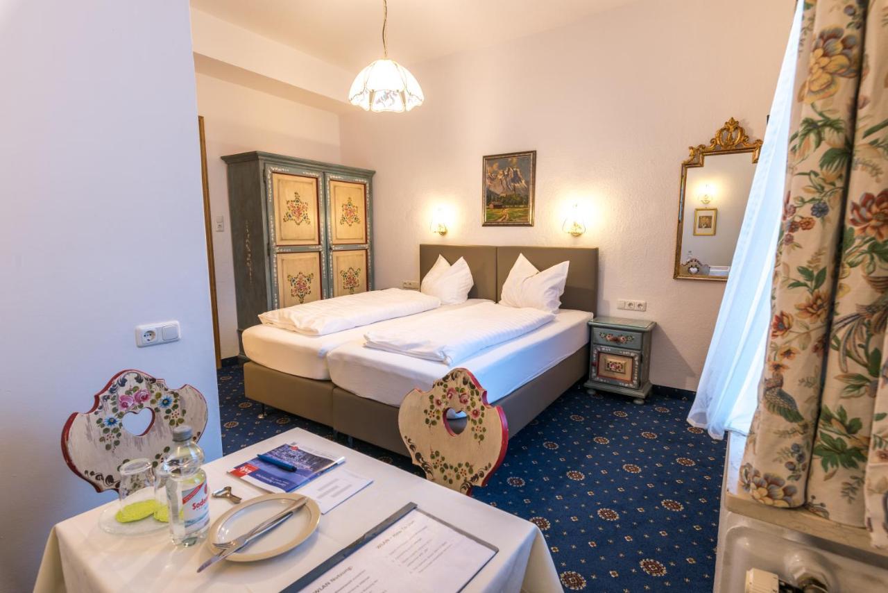 Hotel Garni Almenrausch Und Edelweiss Гармиш-Партенкирхен Екстериор снимка