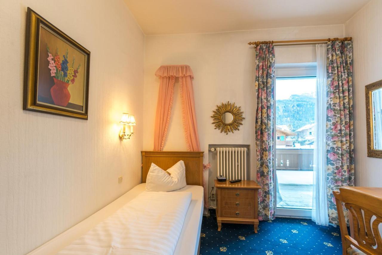 Hotel Garni Almenrausch Und Edelweiss Гармиш-Партенкирхен Екстериор снимка